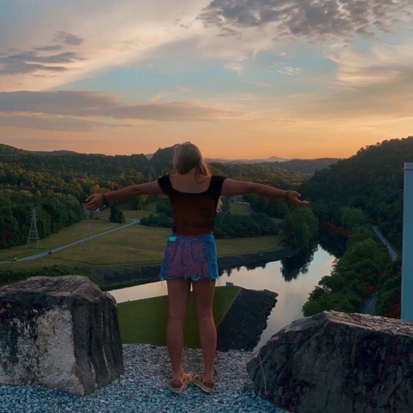 Meet your Posher, Taylor - Picture 2 of 3